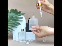 Bouteille à goutte-à-goutte d' huile essentielle carrée et glacée noire de 30 ml à 50 ml